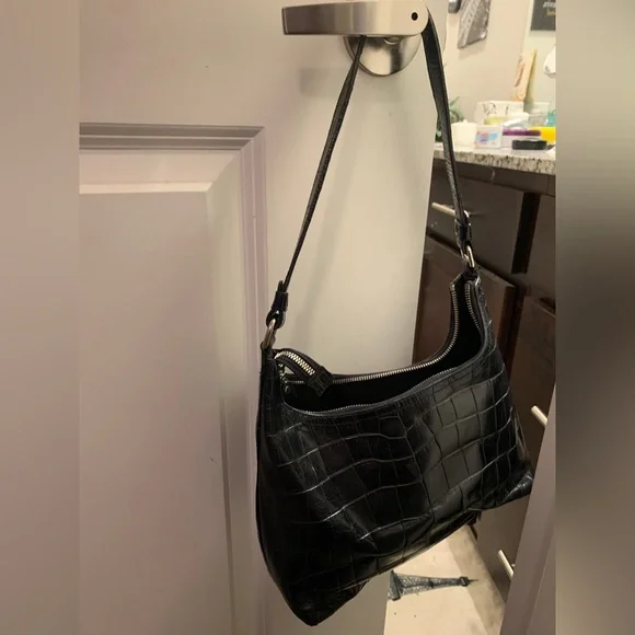 Black medium crocodile embossed dooney and bourke purse - Picture 2 of 7